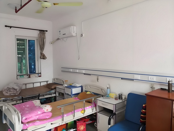 深圳积分入户标准_演硬汉成名却情路坎坷，8年不敢谈恋爱，遇小10岁的她成宠妻狂魔 经营家饭店一起了一
